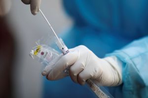 Funcţionara Casei de Pensii Beiuş confirmată cu coronavirus a băgat 4 persoane în spital şi 35 în izolare