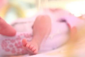 Bebeluş de peste o lună, diagnosticat cu COVID-19, vindecat şi externat din spital!