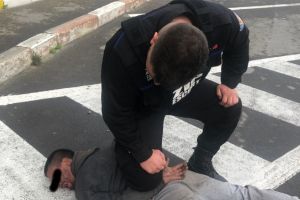 Barbat, care distrugea un hotel din statiunea Mamaia, oprit de agentii Zip Escort 