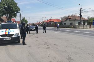 VIDEO| Scandal IMENS pe strada Barbu Lăutaru din Blaj. 30 de forţe de ordine nevoite să intervină. 9 persoane, duse la sediul poliţiei pentru audieri