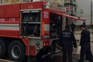 Zeci de oameni evacuaţi dintr-un bloc la Curtea de Argeş