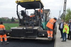 GOSPODARI. Asfaltări pe timp de pandemie în Sângeorgiu de Mureş! FOTO