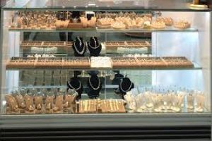 Politia in alerta! Spargere in miez de noapte la un cunoscut magazin de bijuterii din Braila. Hotii au fugit cu o prada in valoare de sute de mii de lei