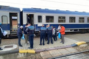 Razie cu peste 20 de poliţişti în gările din Suceava pentru verificarea justificării ...