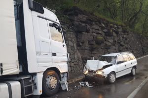 FOTO: Accident cu trei victime pe Valea Oltului – Un TIR s-a izbit de o maşină