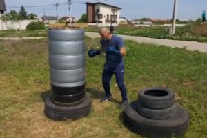 Cel mai tare luptator roman de MMA : Constanteanul Ion Pascu bombardeaza“ un sac de box pe care l-a facut din cauciucuri