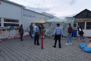 Client înjunghiat în piept de un comerciant, în Piaţa Burdujeni