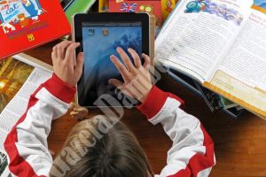 DÂMBOVIȚA: Comuna cu cel mai mic buget dă clasă oraşelor: cumpără tablete pentru toţi elevii
