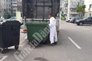 TÂRGOVIȘTE: Platformele de colectare a gunoiului şi europubele, dezinfectate periodic