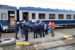 Razie cu peste 20 de poliţişti în gările din Suceava pentru verificarea justificării ...