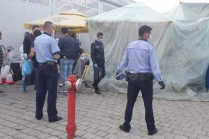 Client înjunghiat în piept de un comerciant, în Piaţa Burdujeni