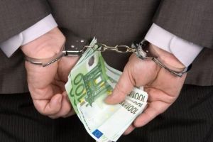 Un ofiţer de poliţie judiciară REȚINUT de DNA. Acesta ar fi cerut şpagă de peste un MILION de euro