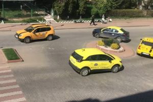 VIDEO Taximetristul botoşănean ucis de COVID, condus pe ultimul drum de colegi