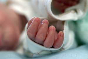 Tragedie într-o familie de tineri din Botoşani, cu gemeni. Unul dintre bebeluşi s-a stins în ambulanţă, în braţele medicului