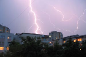 Cod galben de ploi torenţiale şi vijelii la Braşov