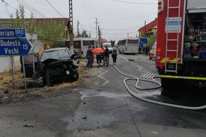 Mai multe persoane rănite după ce un autocar cu 19 pasageri a intrat într-o casă, la Sânnicolau Mare