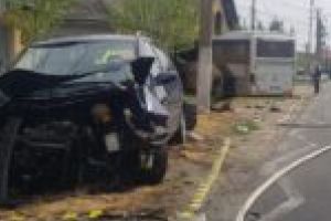 FOTO. Accident groaznic la Sânnicolau Mare! Un autocar a intrat într-o casă de pe marginea drumului