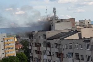 FOTO/VIDEO. Incendiu la un bloc din Soarelui. Intervin pompierii