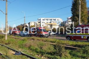  Accident feroviar. Implicate un tren de persoane si un autoturism. O victima a murit 