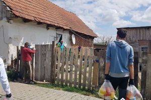 Alimente şi produse de igienă distribuite de voluntarii Acasă în Banat bătrânilor singuri şi familiilor cu mulţi copii din Timiş
