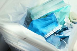 Apel la responsabilitate: Atenţie, nu aruncaţi măştile şi mănuşile printre deşeurile reciclabile!