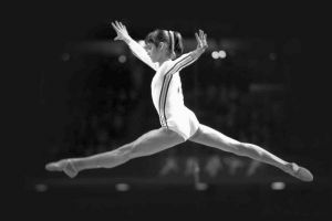 3 mai 1975: Nadia Comăneci, o gimnastă necunoscută în vârstă de 13 ani şi jumătate, devenea campioană absolută a Europei şi campioană continentală la sărituri, paralele şi bârnă