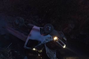 Autoutilitară răsturnată în râu la Rebrişoara, două persoane rănite