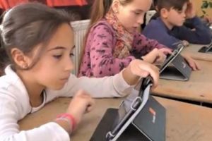 Elevii din Vlădeşti primesc în custodie tabletele de la şcoală