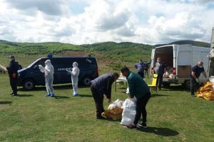 Primăria Vadu Crişului a distribuit romilor din colonia pusă în carantină alimente de peste 38.000 lei pentru o săptămână (FOTO)