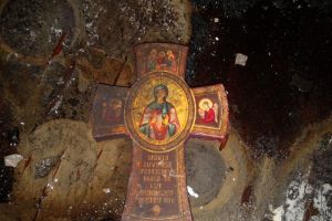 Imagini graitoare, cum rar se intalnesc. Incendiu devastator intr-un apartament. Flacarile nu s-au atins insa de crucea cu icoana Sfintei Parascheva (galerie foto)