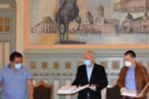 CJ Dolj: Ion Prioteasa a semnat contractele de modernizare a celor 2 tronsoane ale drumului judeţean 552 Craiova – Cetate, în cadrul unui proiect cu finanţare europeană în valoare totală de 49,6 milioane de euro