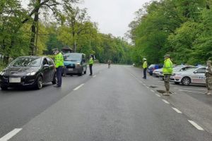 Poliţiştii sibieni au dat sâmbătă amenzi  de peste 140.000 lei ’’plimbăreţilor’’ care au ieşit din  casă