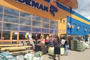 FOTO Botoşănenii au pofta de cumpărături! Cozi mari, duminică, la intrarea în magazinul Dedeman