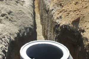 Reţea de canalizare şi staţie de pompare construite pe o stradă din municipiul Botoşani