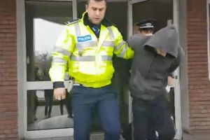 A MUȘCAT de mână poliţistul chemat să aplaneze un conflict. Bărbat din Teiuş, condamnat la închisoare pentru ultraj