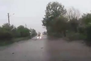 VIDEO Drum naţional din Botoşani, afectat de inundaţii. Circulaţia îngreunată pe o porţiune lungă