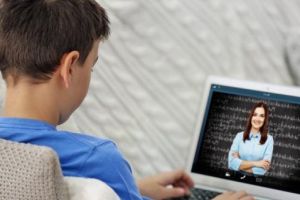Obligarea părinţilor să asigure accesul copiilor la învăţământ online încalcă drepturile elevilor, susţine un avocat clujean