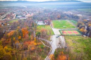Ștrand modern cu 3 bazine, tobogan cu apă şi zonă cu jacuzzi, în Parcul Arini din Sebeş – investiţie de circa 2,5 milioane, aprobată de CNI