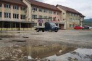 Asfalt proaspăt pentru trei locaţii din cartierul Oraşul Nou. Realizarea celorlalte obiective ţine de sumele promise de Guvernul României şi de gradul de colectare a taxelor locale