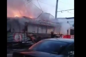 Un TRAMVAI în care se aflau CĂLĂTORI, cuprins de FLĂCĂRI. Pompierii au intervenit de URGENȚĂ (VIDEO)