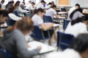 Evaluarea Naţională şi Bacalaureatul nu vor fi anulate. Elevii vor purta măşti în sălile de examen