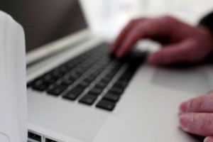 Aproximativ 6.000 de elevi din Timiş nu au tabletă sau laptop pentru a participa la cursuri online. Prefectul de Timiş – apel către primari