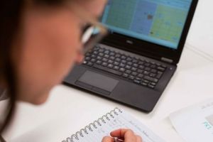 Profesorii vor bani pentru laptopuri. Apelul făcut către preşedintele Iohannis