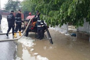 Ploile abundente au facut ravagii in Prahova. Avarie majora de curent la Tipăreşti, inundatii in Ploiesti si copaci cazuti peste masini