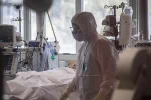 O arădeancă de 49 de ani a PIERDUT LUPTA cu CORONAVIRUSUL