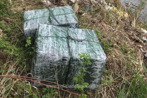 Țigări de contrabandă de aproape 60.000 de euro, transportate cu drona şi cu microbuzul