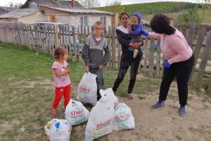120 de familii nevoiaşe din judeţ au primit alimente şi produse de igienă din partea ...