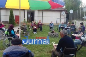 Foto: Bunicii din Fitioneşti au petrecut la iarbă verde