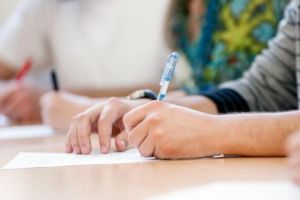 Cum vor susţine examenele de Evaluare Naţională şi Bacalaureat elevii care fac parte din familii în care cineva e în izolare sau infectat. Ministrul educaţiei: Izolaţi, singuri în sală