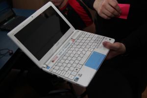 Sindicatele din educaţie cer dotarea profesorilor cu tablete sau laptopuri pentru ...